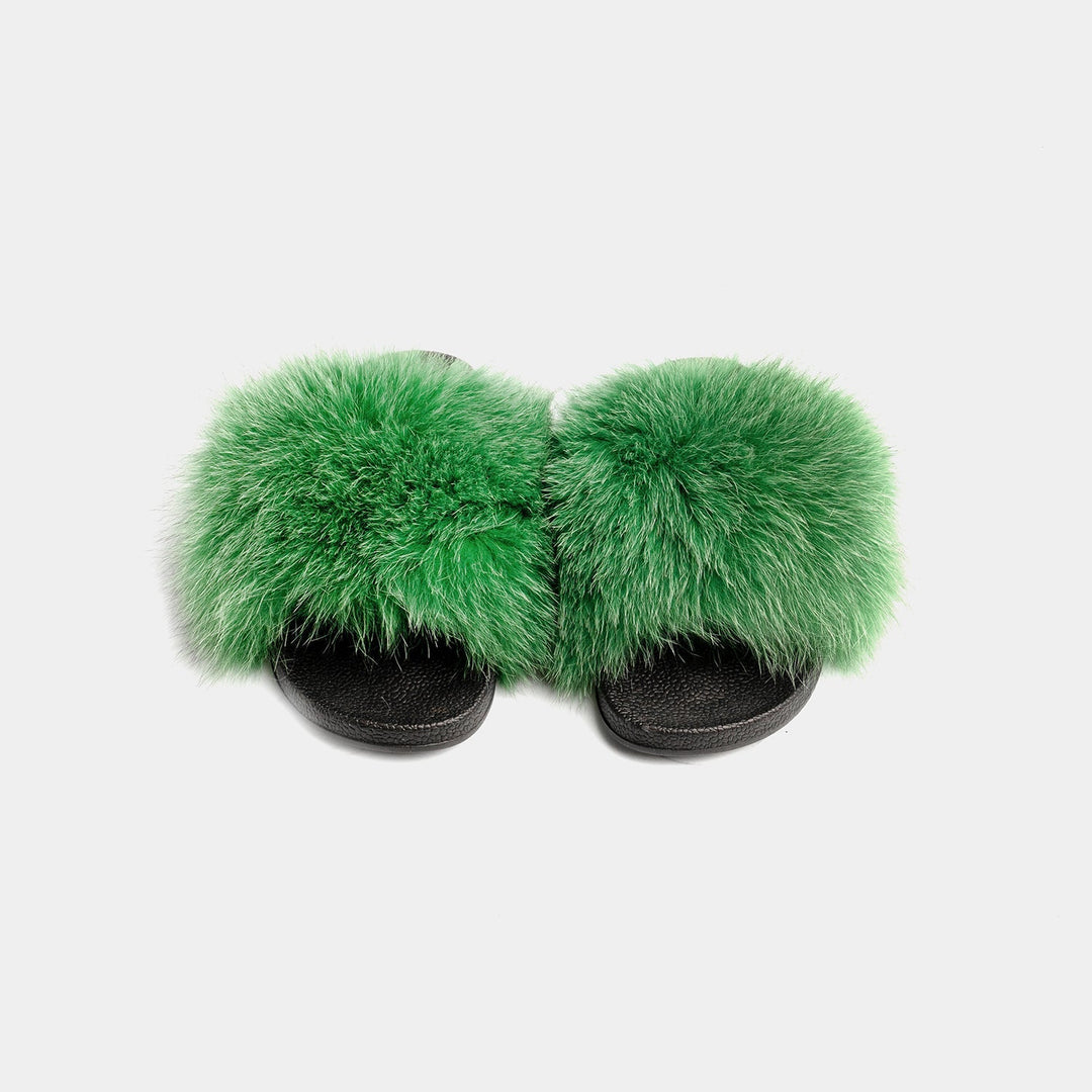 Lussuose pantofole verdi da donna in pelliccia di volpe. Offrono comfort, calore e stile per la moda casa.