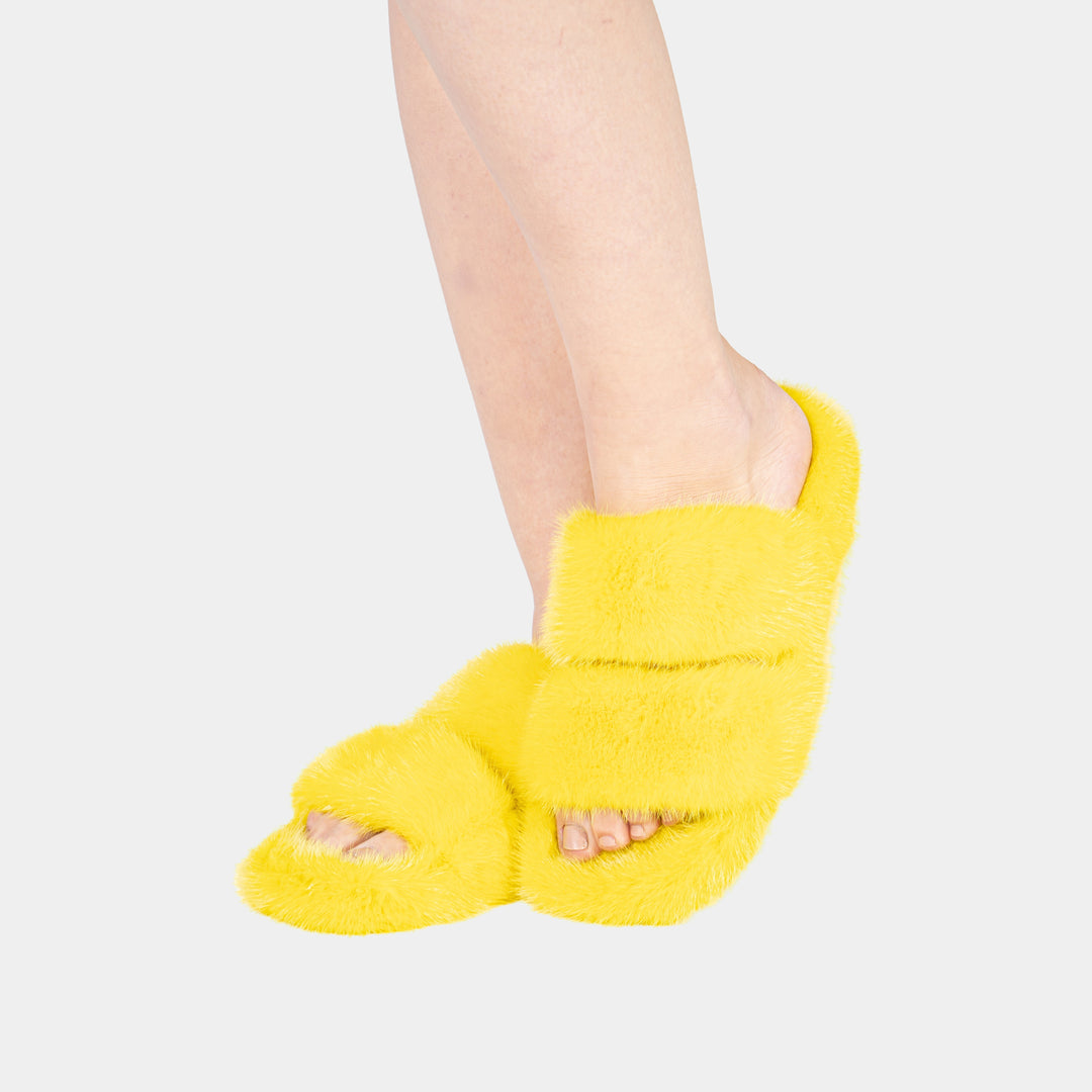 Pantofole donna gialle in visone, extra morbide e lussuose per il massimo comfort a casa.