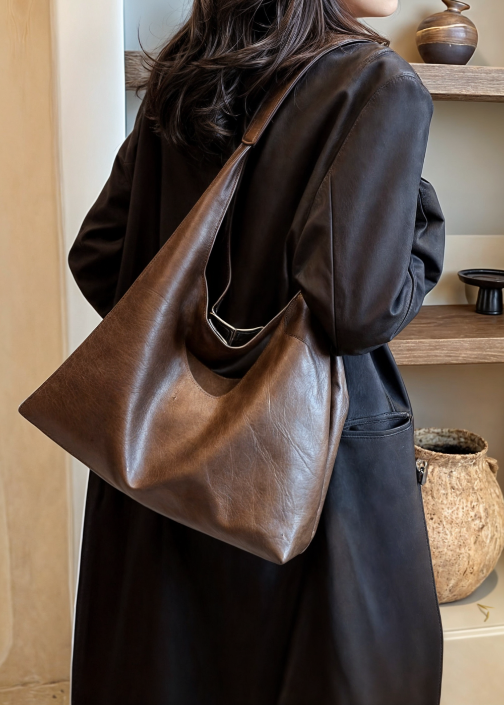 Borsa a spalla grande da donna in pelle vegana, design moderno e pratica, adatta per ogni occasione. Accessorio moda.