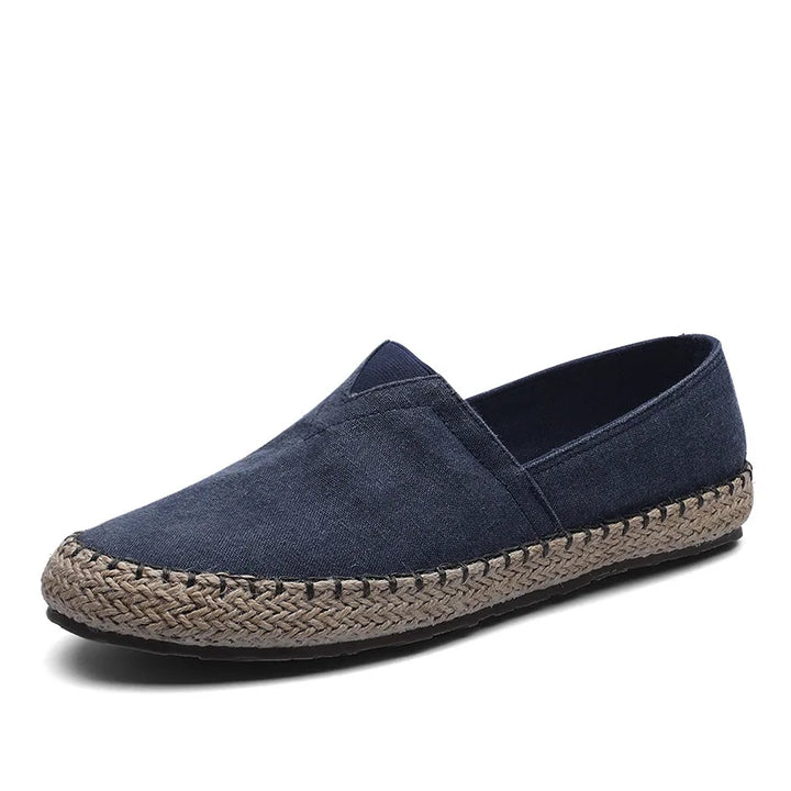 Moda uomo: espadrillas slip-on per uno stile casual estivo. Scarpe comode e traspiranti per freschezza quotidiana.