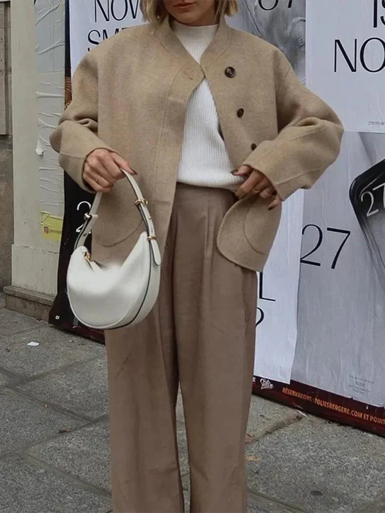 Versatile giacca corta donna per mezzastagione, ideale per outfit eleganti e casual chic.