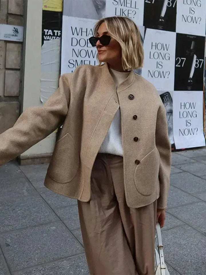 Giacca corta da donna, design elegante e moderno per un look versatile in ogni stagione.
