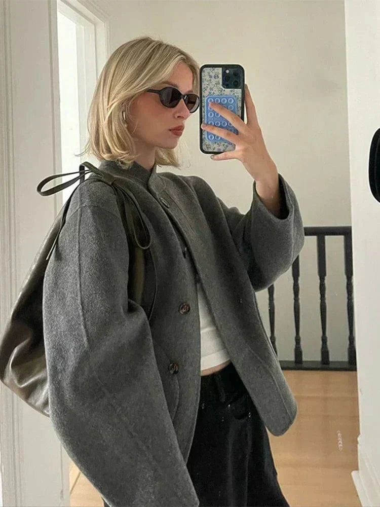 Elegante giacca donna corta, capo di abbigliamento versatile per occasioni formali e informali.