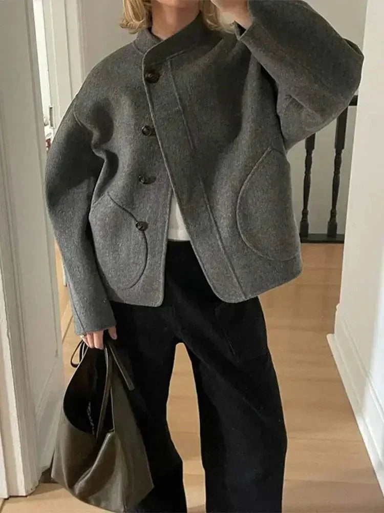 Giacca donna versatile e corta, un must-have elegante per la moda femminile di mezzastagione.