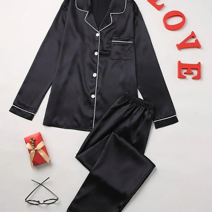 Donna in pigiama a maniche lunghe e pantaloni, perfetto per il relax e il comfort notturno.