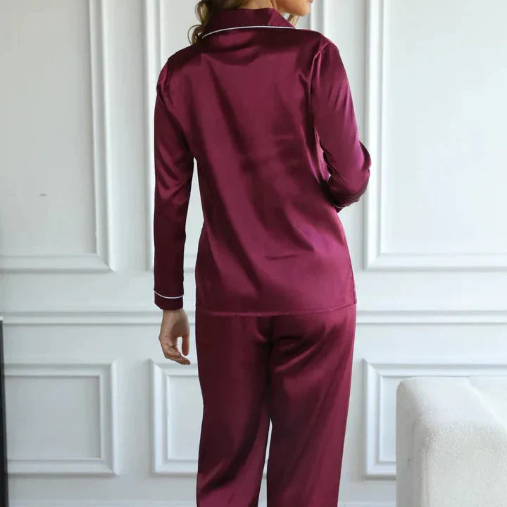 Morbido pigiama donna due pezzi, maniche lunghe e pantaloni, comfort avvolgente e delicato.