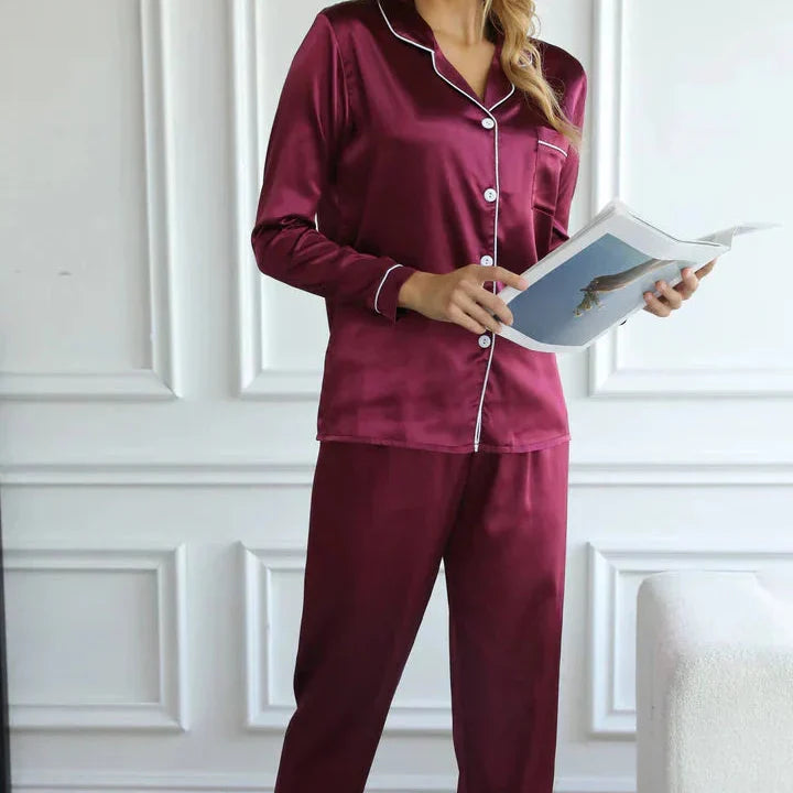 Pigiama casual donna con camicia a bottoni e pantaloni lunghi, ideale per ogni stagione.