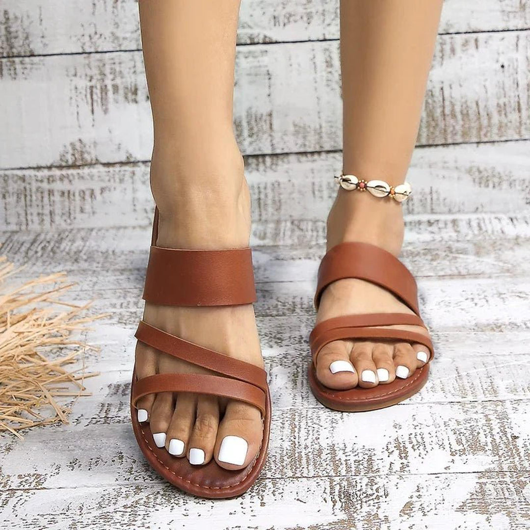 Calzature donna eleganti e versatili, sandali bassi con fasce incrociate.
