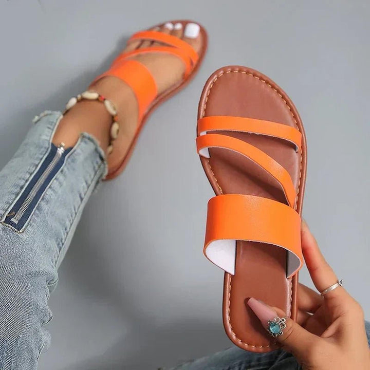 Sandali donna casual per l'estate, con fasce incrociate per stile e comfort.