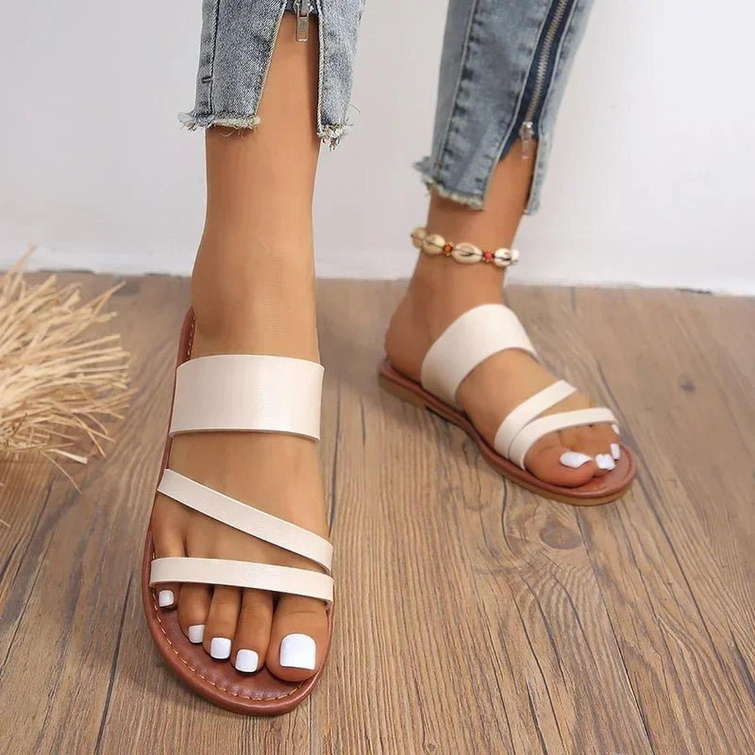 Sandali bassi donna per la moda estiva, a fasce incrociate, comodi e versatili.