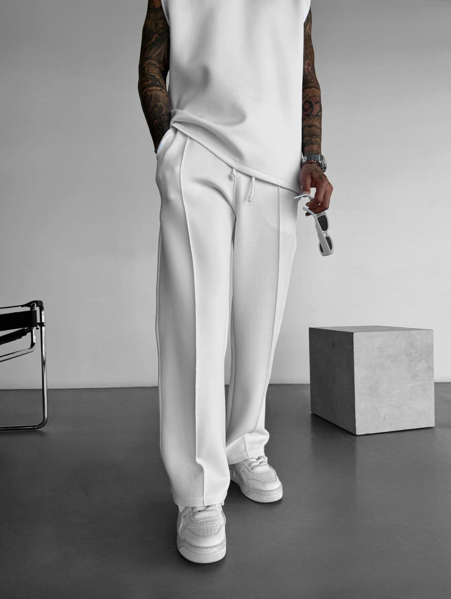 Moda maschile estiva: completo due pezzi lounge, top sleeveless e pantaloni su misura per comfort.