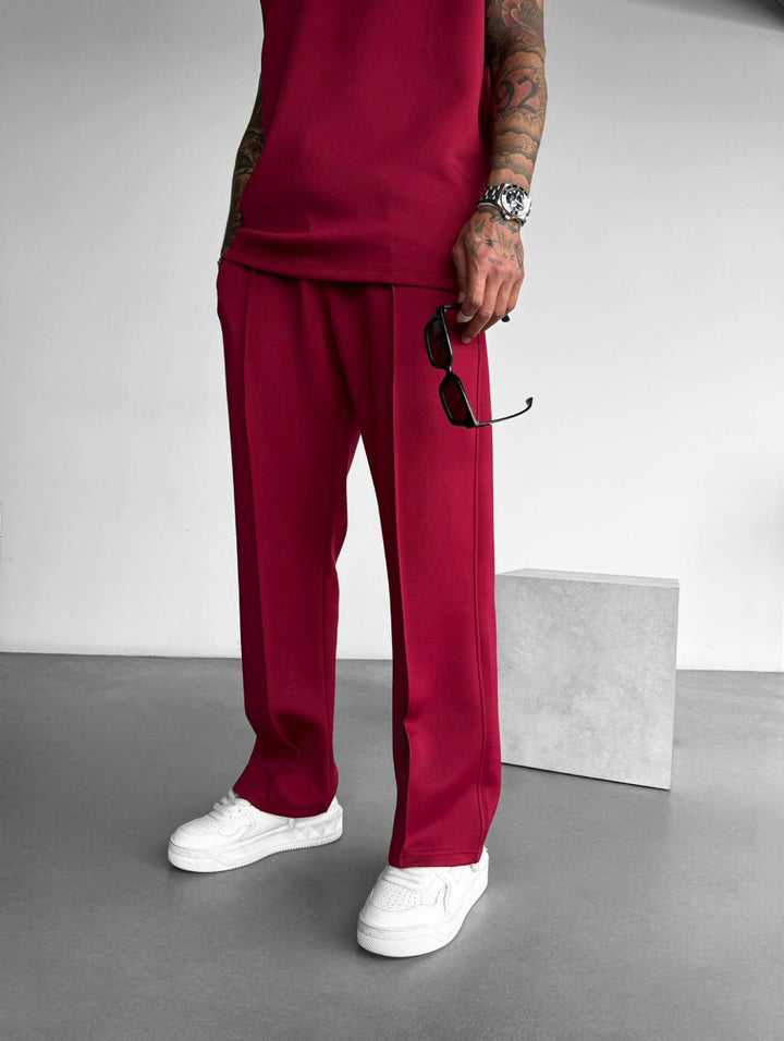 Completo estivo uomo, top senza maniche e pantaloni sartoriali, per un look casual e raffinato.