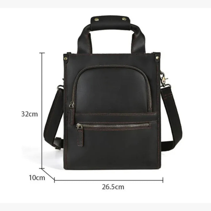 Dettaglio patta e chiusura borsa portadocumenti unisex marrone, accessorio elegante per l'ufficio.
