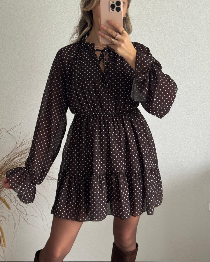 Elegante abito corto estivo da donna a pois marrone, vita elastica e maniche lunghe. Perfetto per primavera estate.