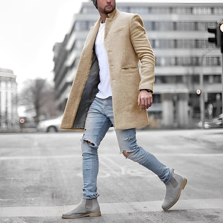 Uomo che indossa una giacca elegante slim fit per cerimonia o riunioni in ufficio. Abbigliamento formale e versatile.
