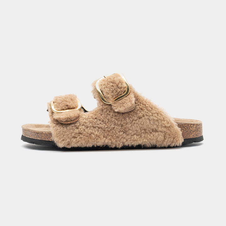 Sandali da donna beige con fibbie regolabili, ideali per passeggio e comfort personalizzato estivo.