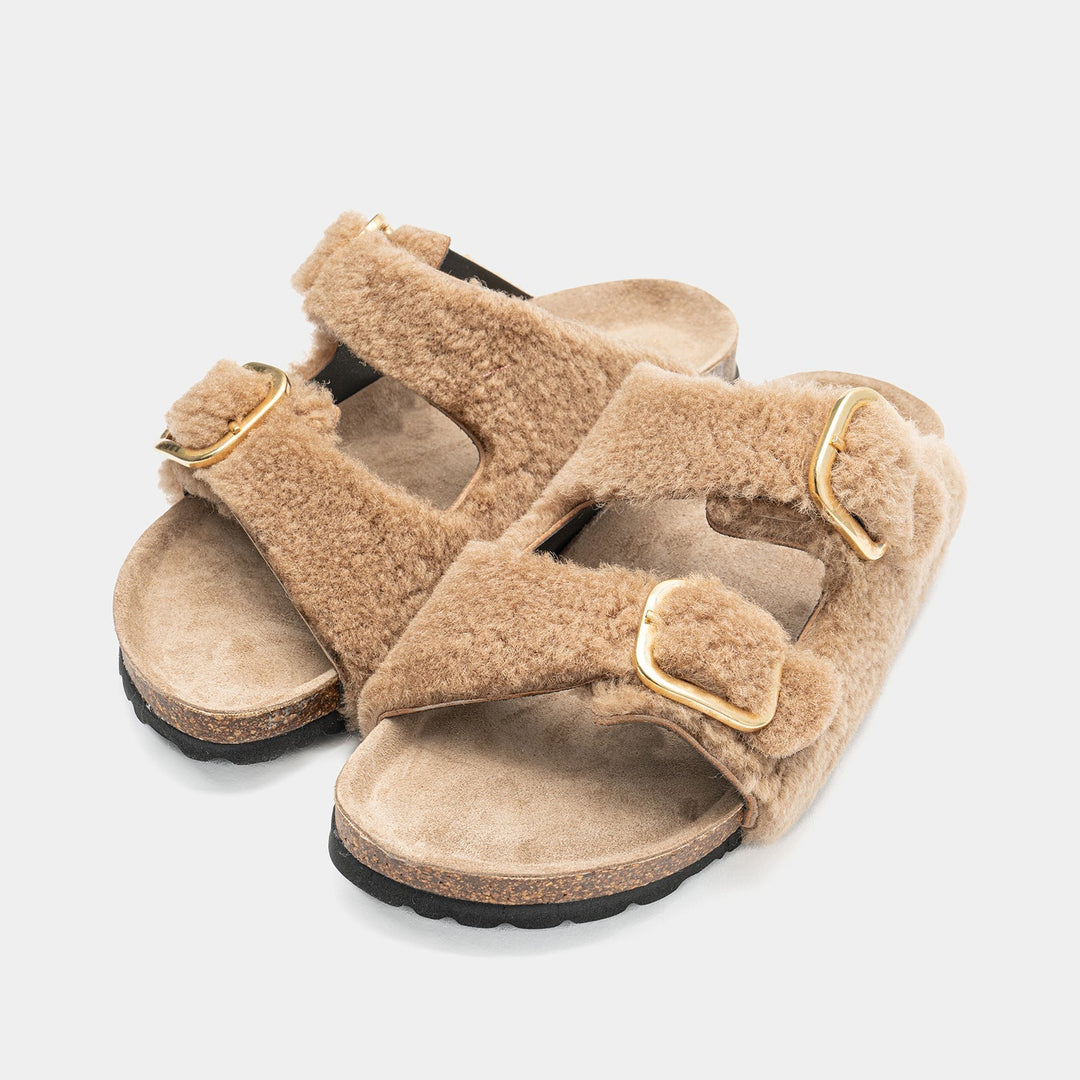 Sandali donna beige regolabili con fibbia, perfetti per comfort estivo e passeggio casual.