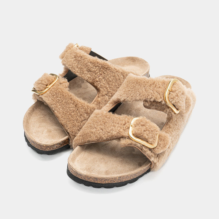 Sandali donna beige regolabili con fibbia, perfetti per comfort estivo e passeggio casual.