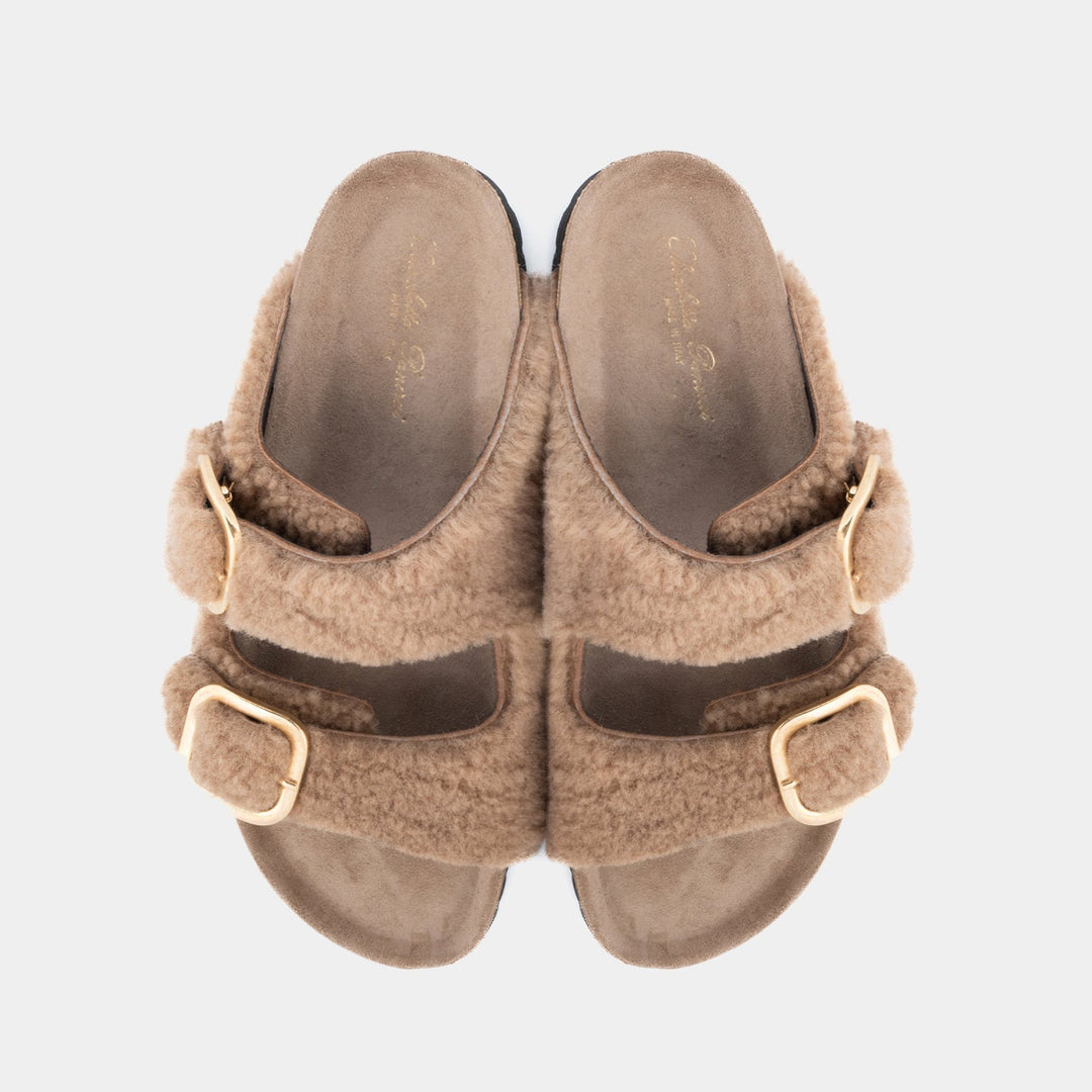 Comodi sandali donna beige con chiusura a fibbia regolabile, ideali per passeggio estivo e comfort.