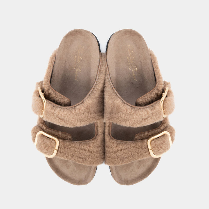 Comodi sandali donna beige con chiusura a fibbia regolabile, ideali per passeggio estivo e comfort.