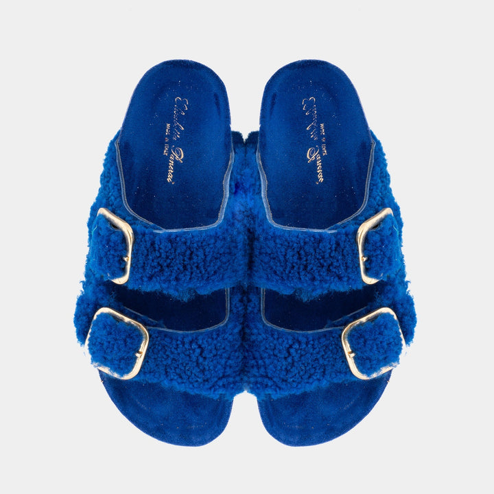 Ciabatta donna blu versatile con doppie fibbie regolabili, perfetta per look eleganti e casual.
