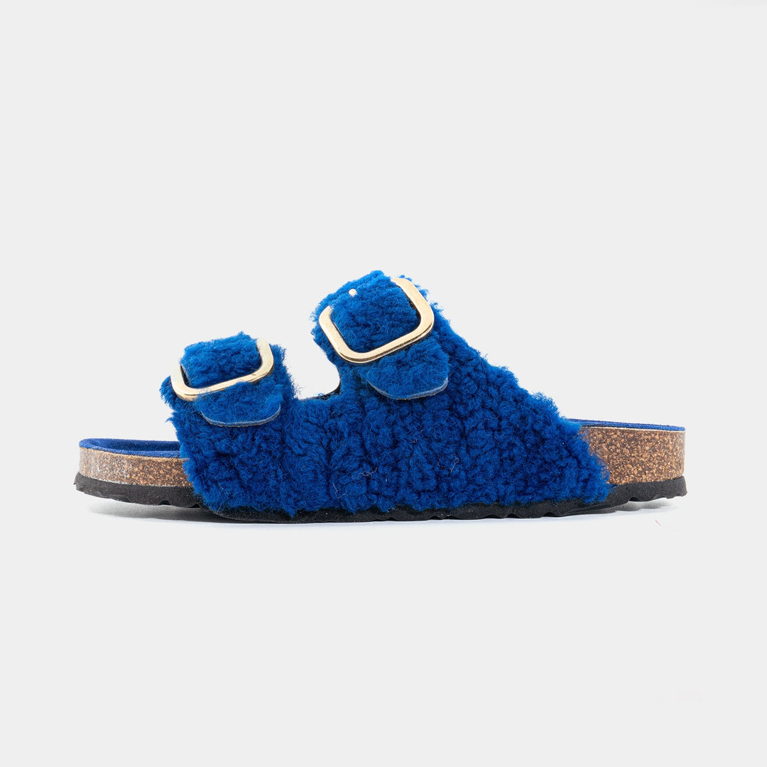 Elegante ciabatta blu da donna con doppia fascia, un must-have di moda per outfit versatili.