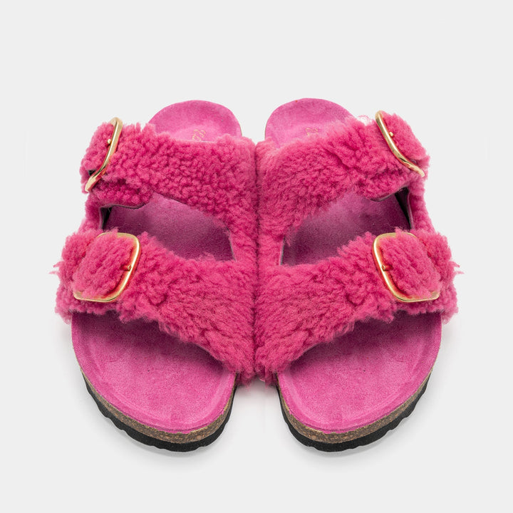 Dettaglio di ciabatte donna fucsia: doppie fasce regolabili e suola confortevole. Stile elegante e moderno.