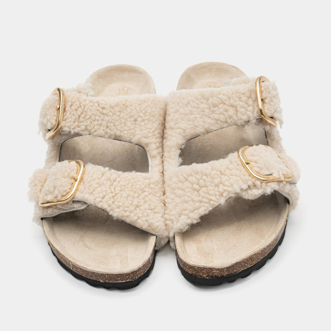 Sandali moda donna color sabbia, con doppia fibbia regolabile, versatili per outfit casual o eleganti.