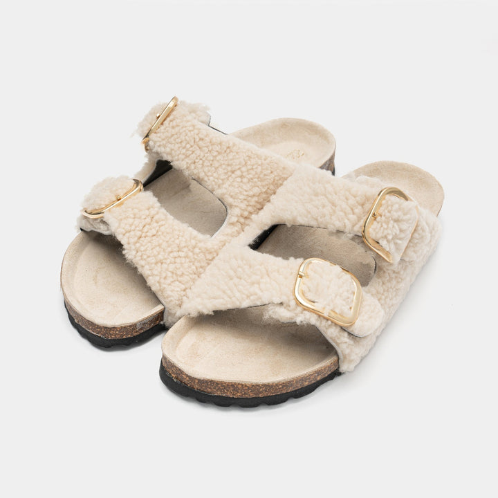 Sandali donna color sabbia con doppia fibbia regolabile, perfetti per comfort e stile estivo casual.
