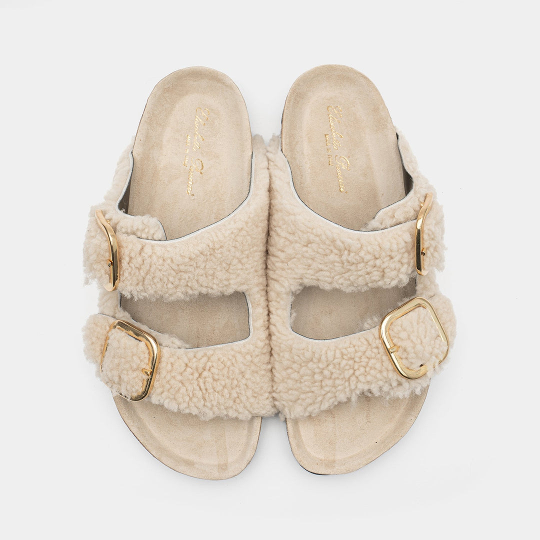Scarpe estive da donna: sandali color sabbia con fibbie regolabili, ideali per giornate calde e leggerezza.