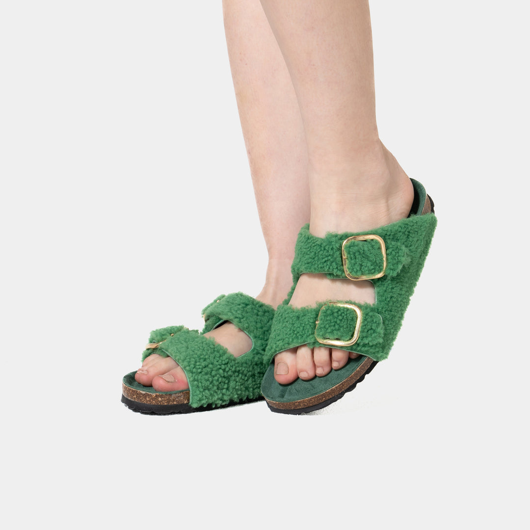 Calzature donna: sandali verdi regolabili, perfetti per l'estate, offrono massimo comfort e vestibilità.