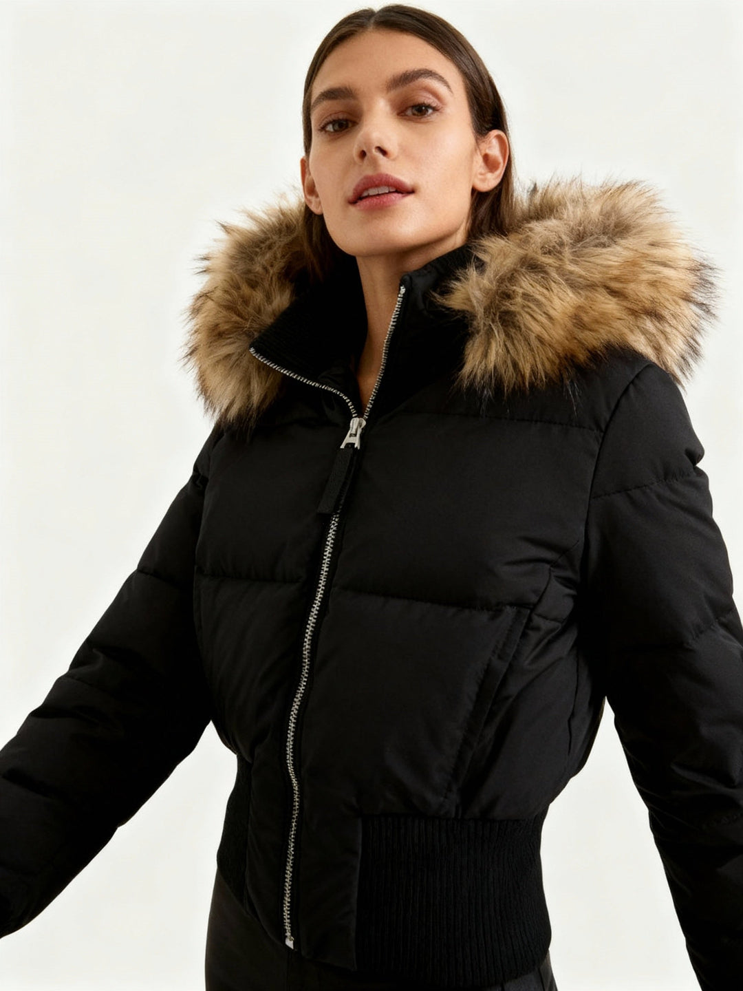 Giacca donna invernale trapuntata, abbigliamento caldo e versatile. Con cappuccio rimovibile per protezione.