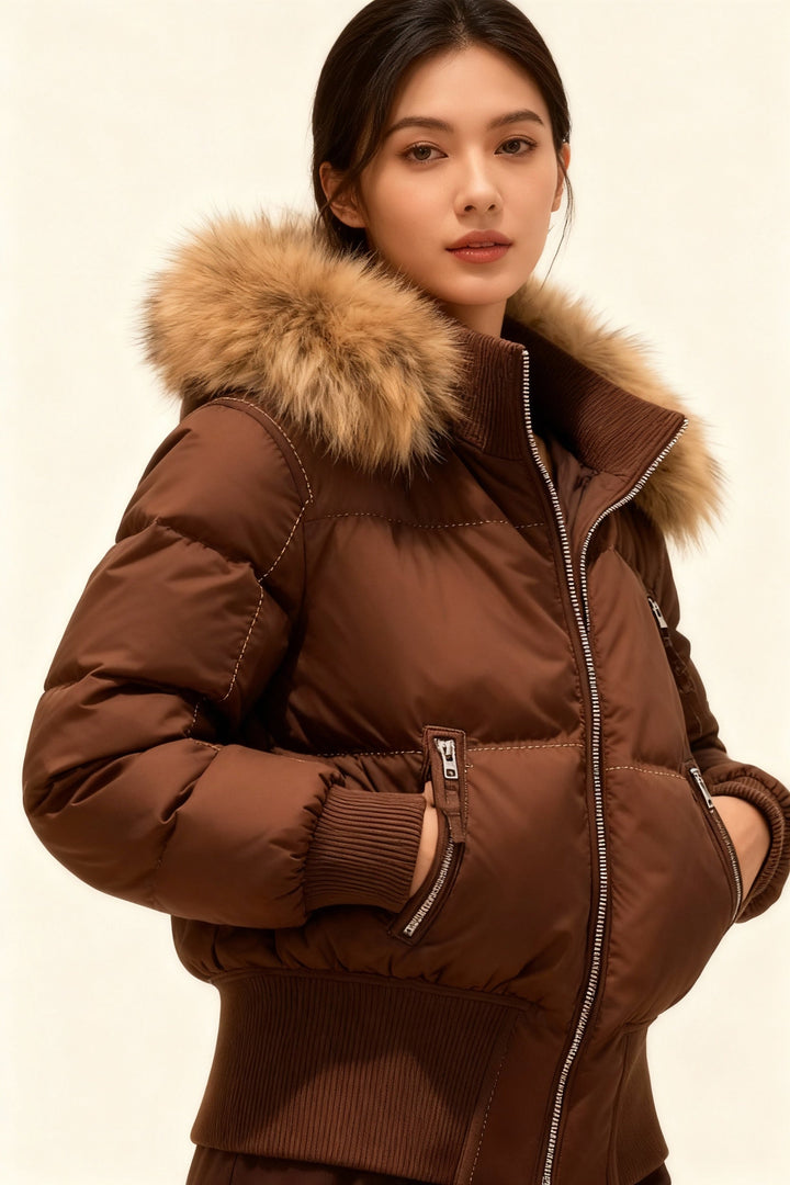 Giacca trapuntata invernale da donna nera con cappuccio rimovibile. Calda e alla moda per comfort casual.