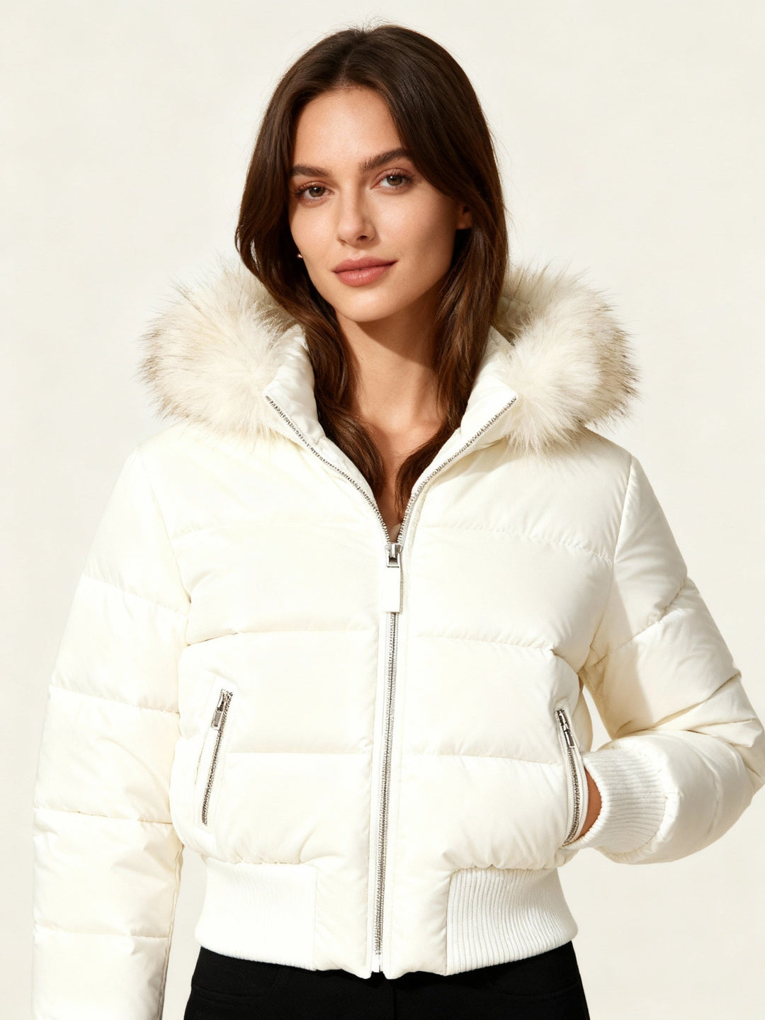 Giacca trapuntata invernale da donna rosa, con pratico cappuccio rimovibile. Stile e comfort per l'inverno.