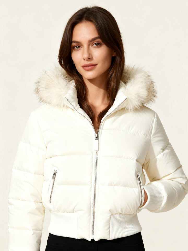 Giacca trapuntata invernale da donna rosa, con pratico cappuccio rimovibile. Stile e comfort per l'inverno.