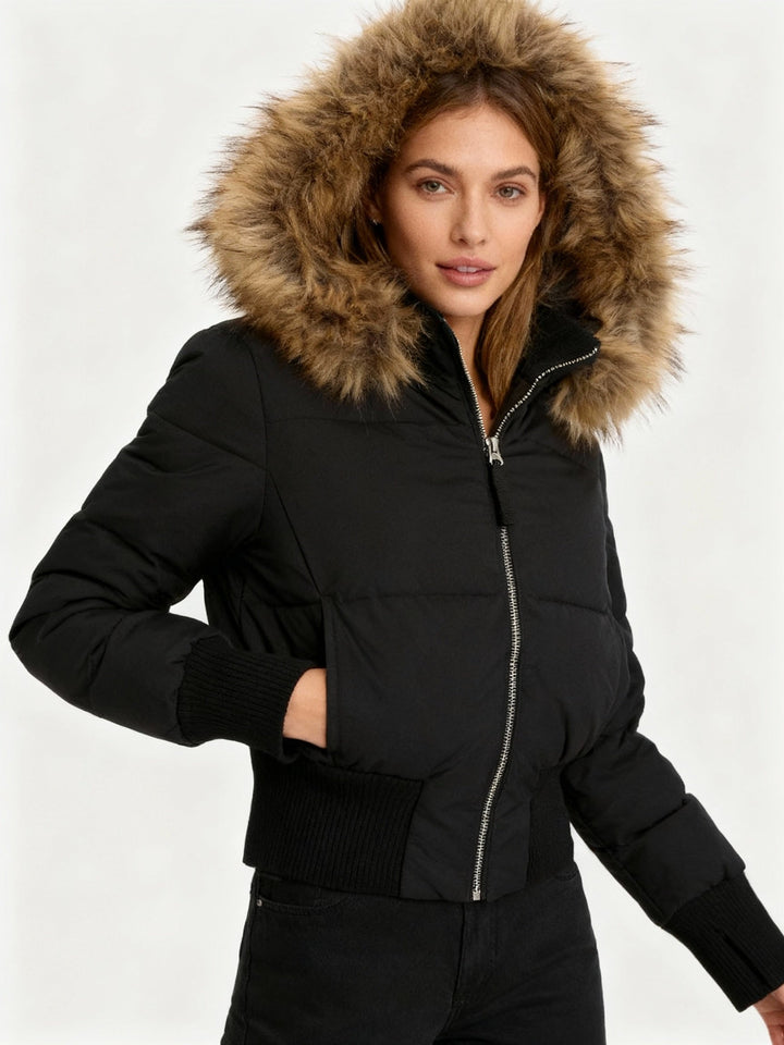 Cappotto donna invernale trapuntato con cappuccio rimovibile, ideale per uno stile casual e abbigliamento caldo.