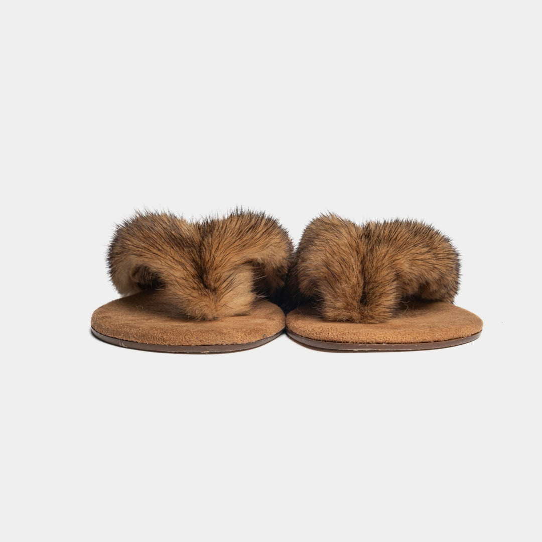 Sandali infradito donna cammello con fasce in visone ultra morbide, ideali per comfort e lusso estivo.