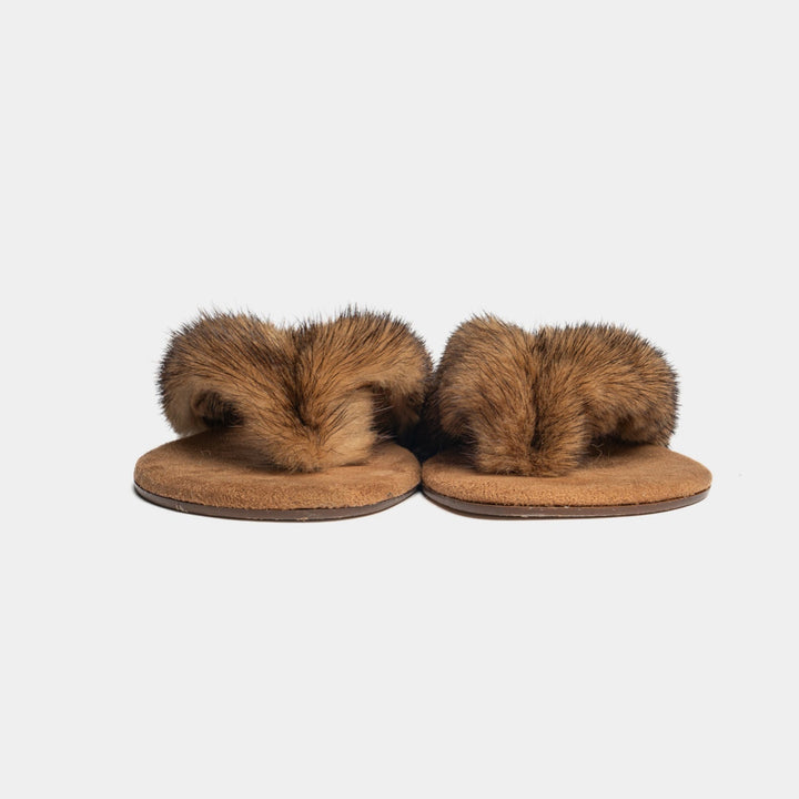 Sandali infradito donna cammello con fasce in visone ultra morbide, ideali per comfort e lusso estivo.