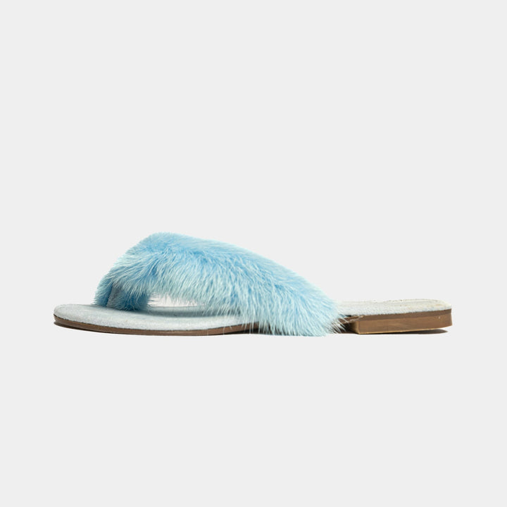 Infradito donna celesti con morbide fasce in visone, perfette per comfort estivo e moda mare.