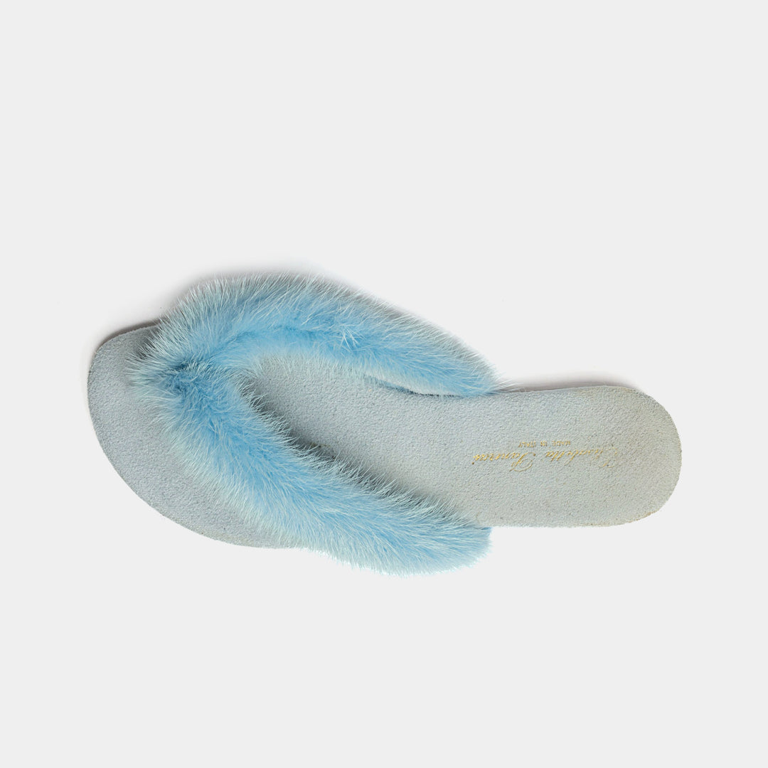 Eleganti infradito donna celesti con fasce in visone, ideali come sandali estivi per comfort e stile.