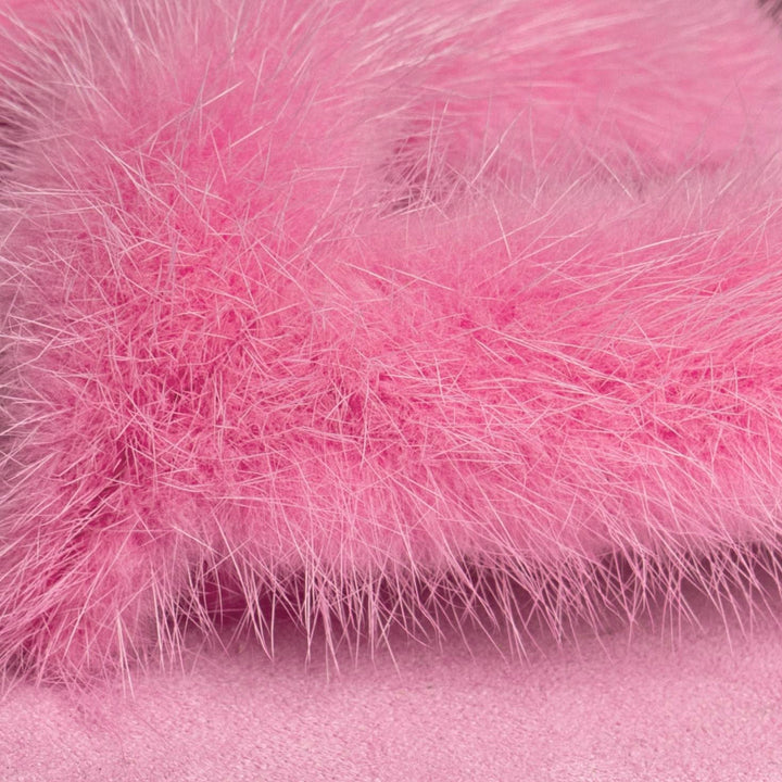 Moderne ciabatte infradito fucsia da donna, perfette per spiaggia e piscina. Comfort e design italiano estivo.