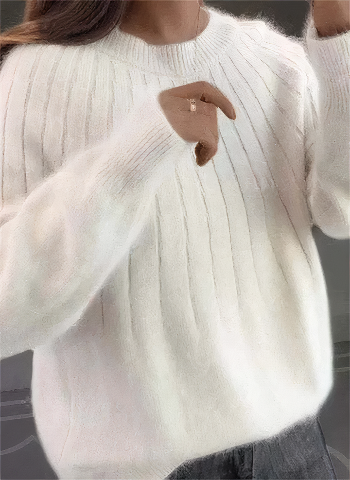Dettaglio texture maglione donna girocollo in maglia morbida. Pullover invernale elegante e confortevole.