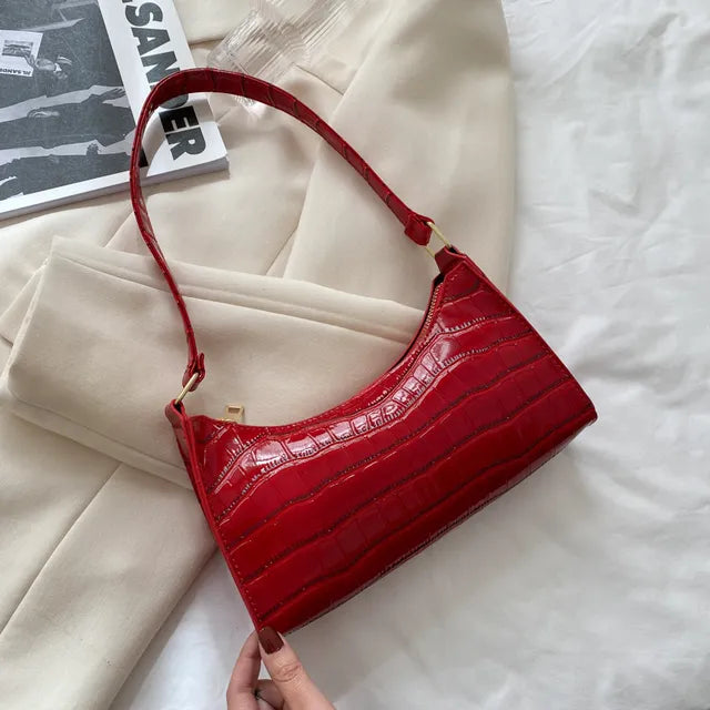 Borsa piccola a tracolla retrò donna. Perfetta per contenere l'essenziale con stile.