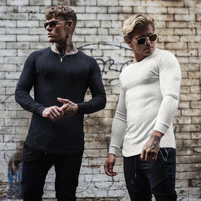 Maglione classico uomo, essenziale per l'abbigliamento invernale, offre massimo calore e stile.