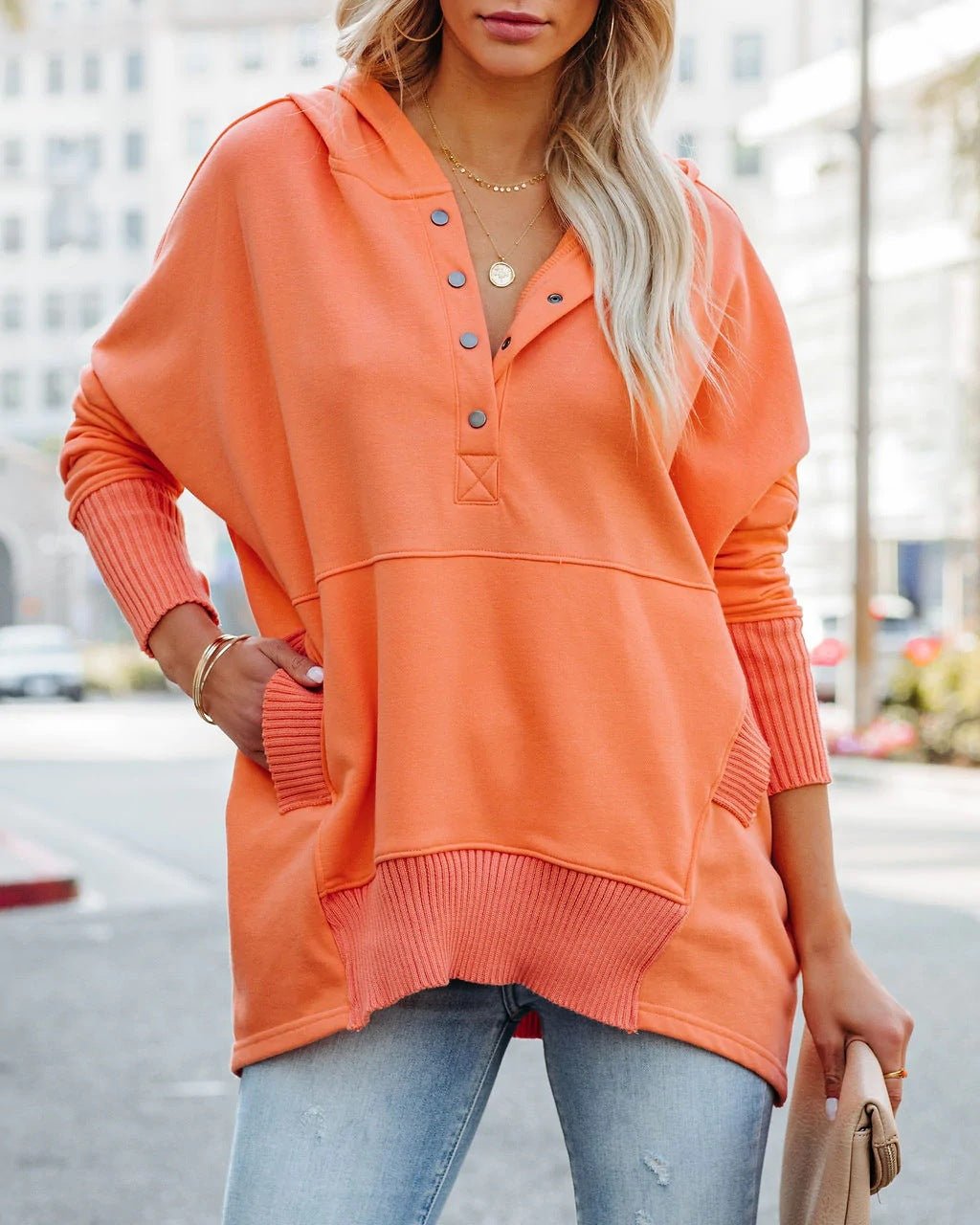 Felpa donna oversize con cappuccio, versatile per abbigliamento quotidiano e comfort.