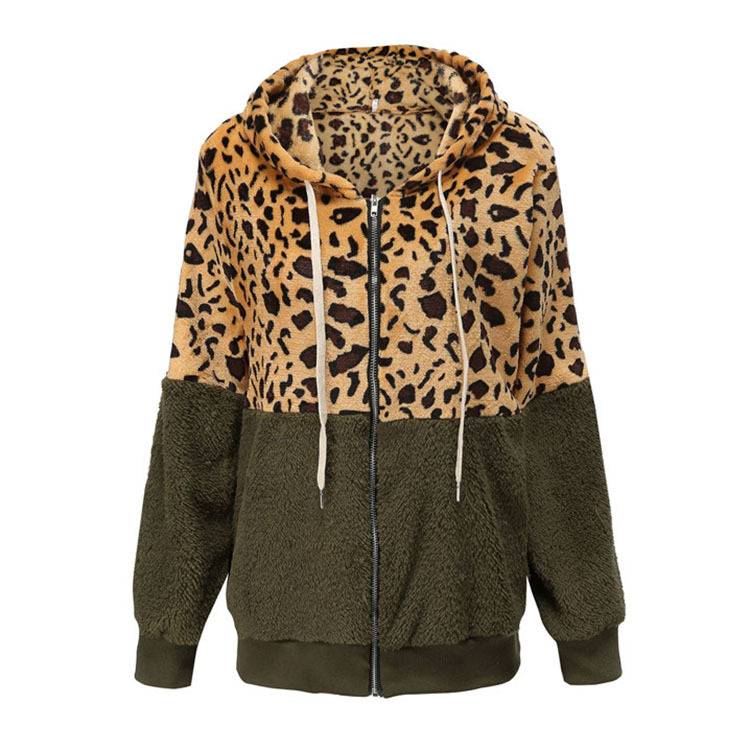 Donna indossa felpa con cappuccio, stampa animalier, enfatizzando stile audace e comfort casual.