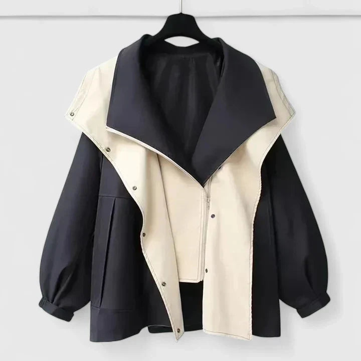 Felpa donna con cappuccio effetto due pezzi, design innovativo. Giacca leggera per un look casual-chic primaverile.