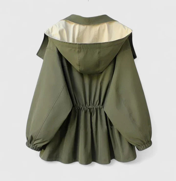 Dettaglio felpa donna con cappuccio: effetto due pezzi e maniche lunghe. Look sportivo-casual per la moda autunnale.