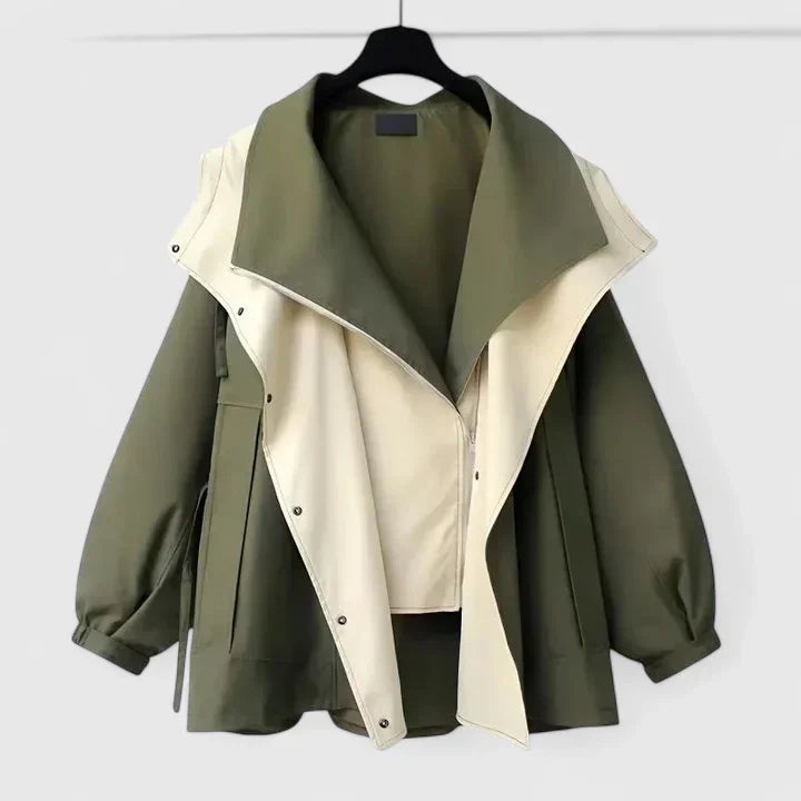 Felpa donna casual con cappuccio ed effetto due pezzi. Stile moderno, perfetta per primavera e autunno.