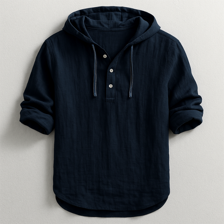 Primo piano della felpa uomo con cappuccio, focus sul dettaglio del collo e abbottonatura Henley, tessuto morbido.